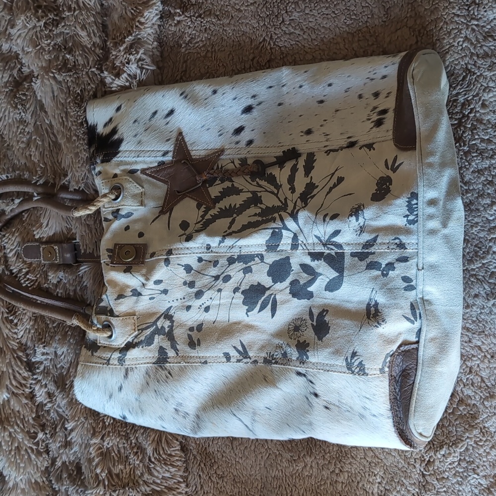 Cute Chloe and Lex large Tote bag